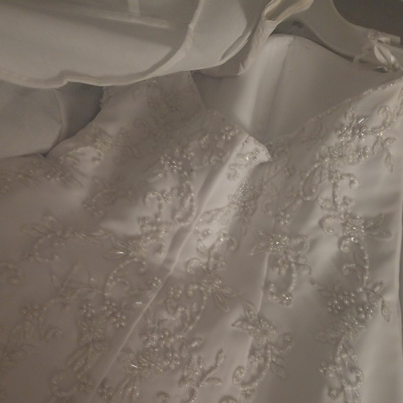 Wedding dress - Picture 1 of 8